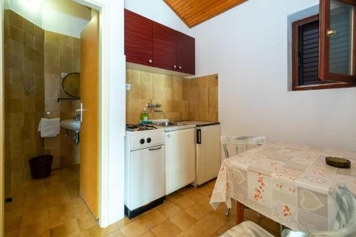 Kuchyň nebo kuchyňský kout v ubytování Apartments by the sea Mandre, Pag - 4101
