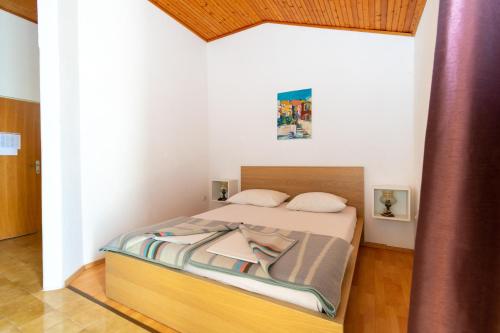 Ένα ή περισσότερα κρεβάτια σε δωμάτιο στο Apartments by the sea Mandre, Pag - 4101