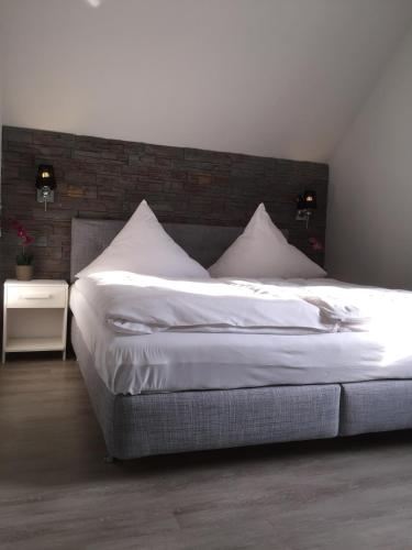 Un pat sau paturi într-o cameră la Hotel Achilles