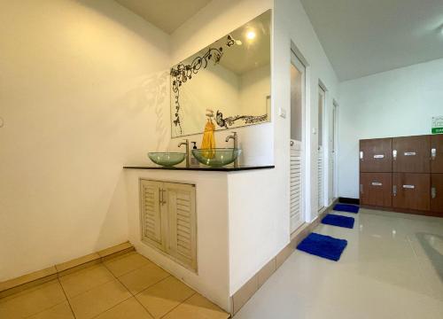 La salle de bains est pourvue d'un lavabo et d'un miroir. dans l'établissement Potae's House, à Chiang Mai