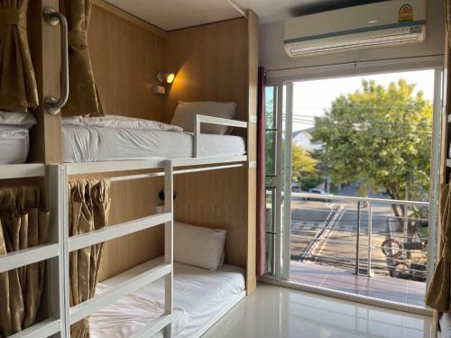 清邁的住宿－普太的旅舍，带双层床和滑动玻璃门的客房