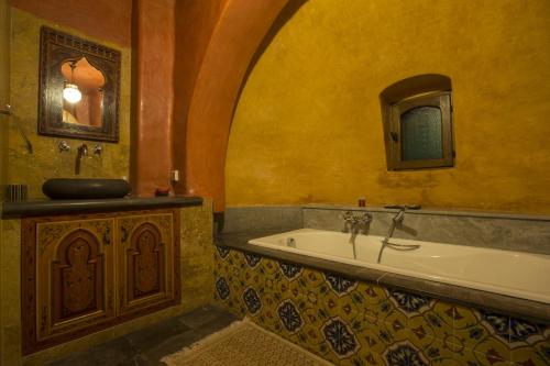 a bathroom with a tub and a sink at Maison Leila chambres d hotes in Midoun