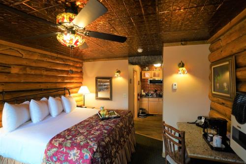 a bedroom in a log cabin with a bed at Pike's Waterfront Lodge in Fairbanks