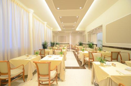 Reštaurácia alebo iné gastronomické zariadenie v ubytovaní Hotel Campo Marzio