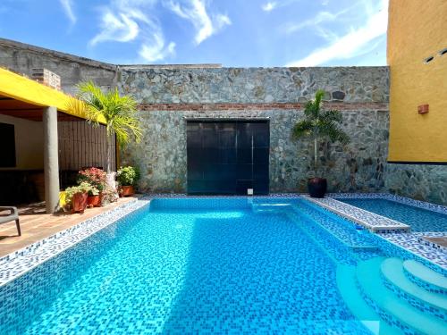 翁達的住宿－Hotel Boutique Mirador Las Palmas，房屋中间的游泳池
