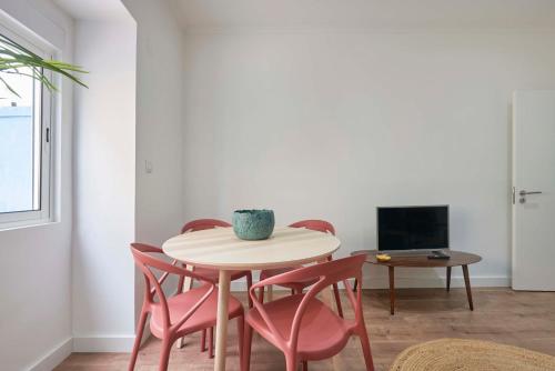 Televisyen dan/atau pusat hiburan di Spacious & Light-Filled 4BR Apartment By TimeColer