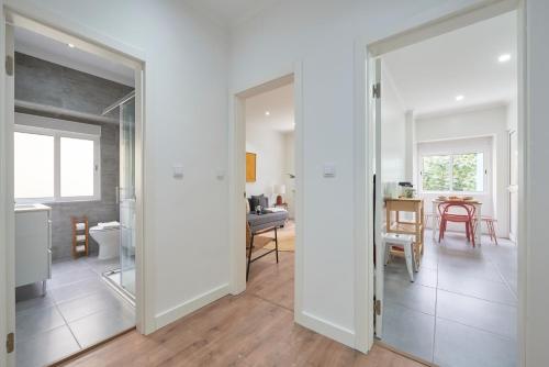 una sala de estar con una puerta que da a un comedor en Spacious & Light-Filled 4BR Apartment By TimeColer, en Amadora