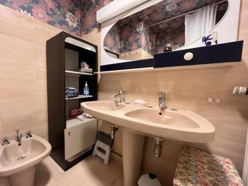 une salle de bain avec deux lavabos et un miroir dans l'établissement Appartement 2 chambres, centre Les Sables-d'Olonne, balcon, Wifi - FR-1-197-143, à Les Sables-dʼOlonne