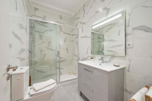 Bilik mandi di Spacious & Light-Filled 4BR Apartment By TimeColer