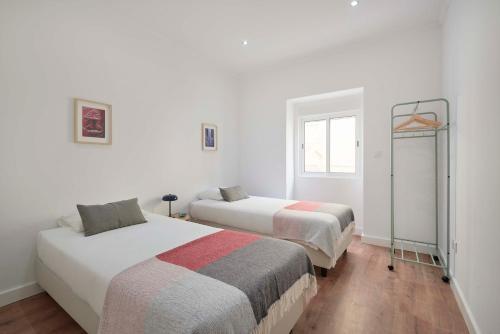 Katil atau katil-katil dalam bilik di Spacious & Light-Filled 4BR Apartment By TimeColer