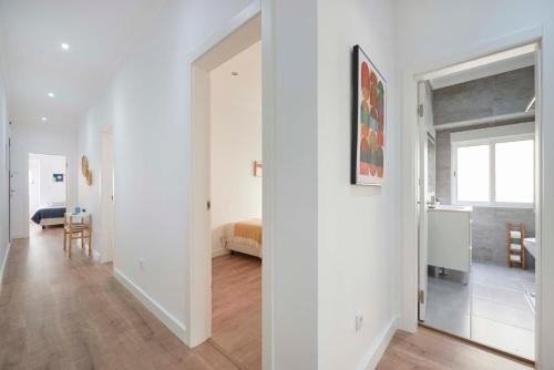 Televisyen dan/atau pusat hiburan di Spacious & Light-Filled 4BR Apartment By TimeColer