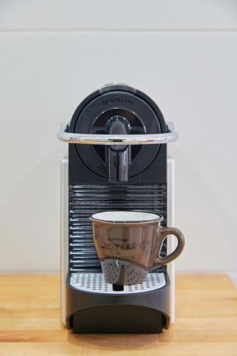 Kemudahan buat kopi dan teh di Spacious & Light-Filled 4BR Apartment By TimeColer