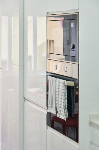 Gambar di galeri bagi Spacious & Light-Filled 4BR Apartment By TimeColer di Amadora