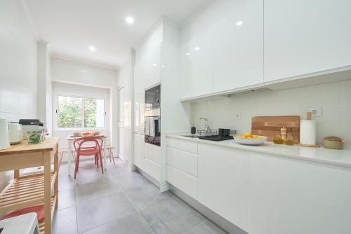Dapur atau dapur kecil di Spacious & Light-Filled 4BR Apartment By TimeColer