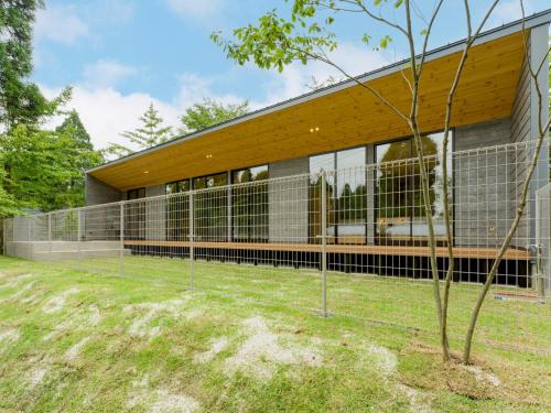 een huis met een hond in het raam bij Rakuten STAY VILLA Aso Kurokawa -105 1LDK pet allowed Capacity of 6 persons in Minamioguni