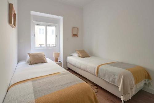Katil atau katil-katil dalam bilik di Spacious & Light-Filled 4BR Apartment By TimeColer