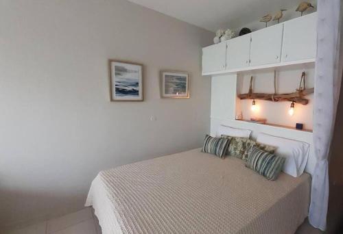 1 dormitorio con 1 cama y armarios blancos en SeaBird Studio en Saint Martin