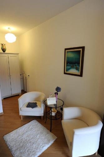 a living room with two chairs and a table at Tenuta Roletto in Cuceglio