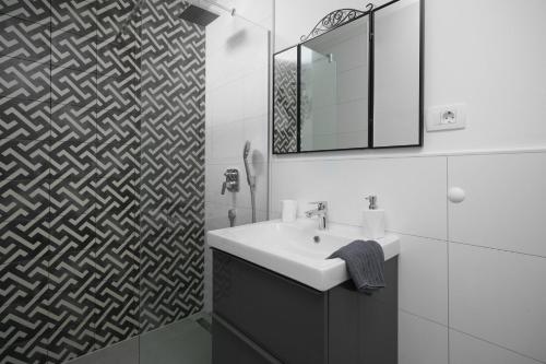 un baño con lavabo y espejo en House Luxury Konforta, en Brodarica
