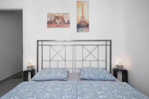 un dormitorio con una cama con dos almohadas. en House Luxury Konforta, en Brodarica