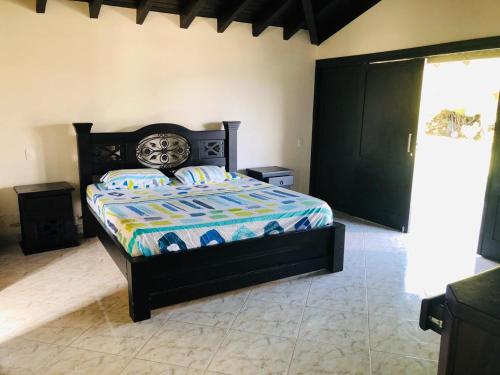 - une chambre avec un lit doté d'une tête de lit noire dans l'établissement Parcelación Calima, à Calima