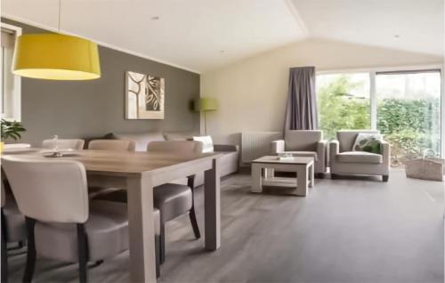 een woonkamer met een eettafel en stoelen bij 2 Bedroom Stunning stacaravan In Vorden in Vorden