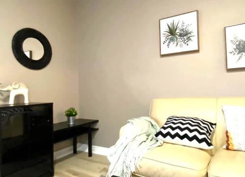 O zonă de relaxare la Bright, New, Self-contained Apartment, on the 2nd floor