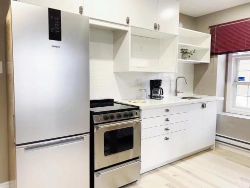 A cozinha ou cozinha compacta de Bright, New, Self-contained Apartment, on the 2nd floor