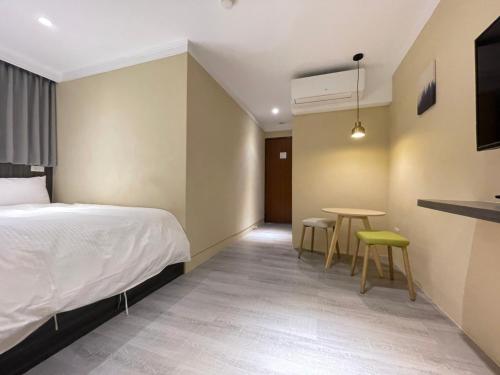 Postel nebo postele na pokoji v ubytování Yoshi Hotel - Tainan Station Branch