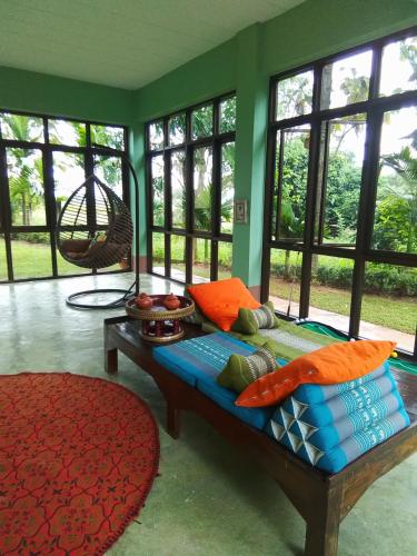a room with a bed in a room with windows at Baan innto resort in Fang