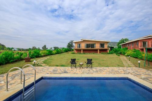 A piscina localizada em StayVista's Shivom Villa 6 - A Serene Escape with Views of the Valley and Lake ou nos arredores