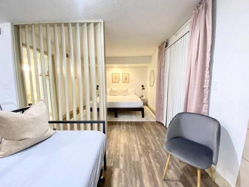 Φωτογραφία από το άλμπουμ του Main Suiteking Bedselfcheckin1stfloornrg στο Χιούστον