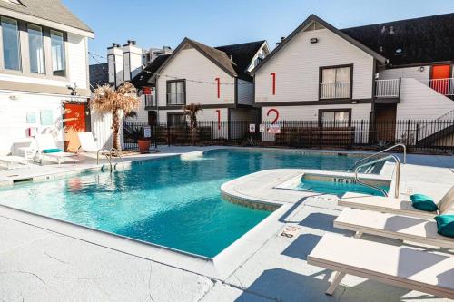 a swimming pool with chairs and a house at Port Suiteking Bed1st Floorfull Kitchen in Houston