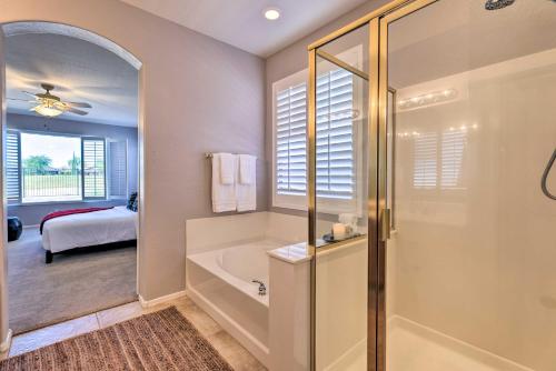 Ένα μπάνιο στο San Tan Valley Home with Pool Access and Golf View!