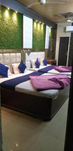Un grupo de 4 camas en una habitación en Hotel Shehnaz Inn - Walking Distance for Golden Temple, en Amritsar