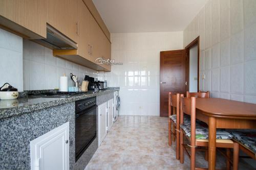 フィニステレにあるApartment - 3 Bedrooms with Sea views - 04559のキッチン(テーブル付)、ダイニングルーム