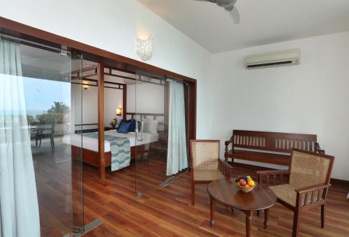 TV a/nebo společenská místnost v ubytování Getaway Beach Resort Kovalam