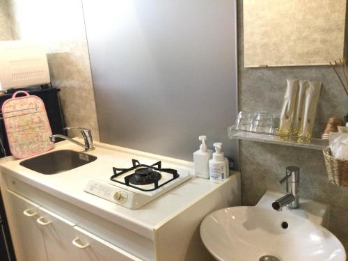 A bathroom at アパートメントホテル Mimoza