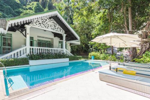 Cape Panwa Hotel Phuketの敷地内または近くにあるプール