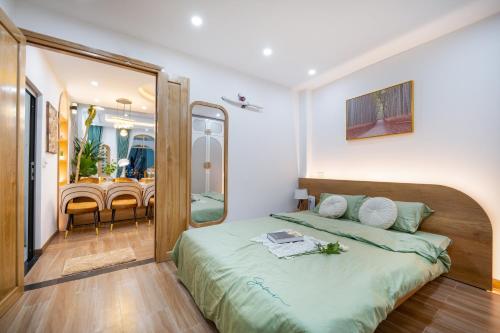 - une chambre avec un lit et une salle à manger dans l'établissement Gạo House Homestay Đà Nẵng gần sân bay và trung tâm thành phố, à Đà Nẵng