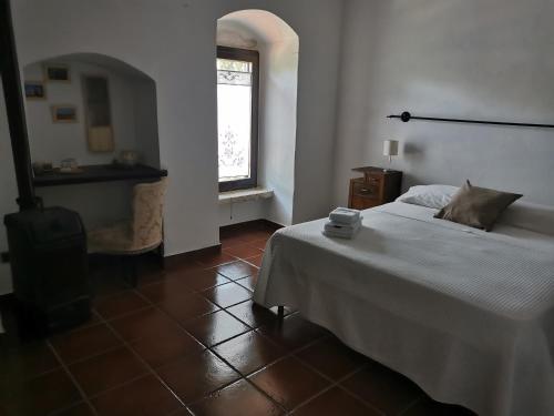 - une chambre avec un lit et une fenêtre dans l'établissement Masseria Tarantini, à Castel del Monte