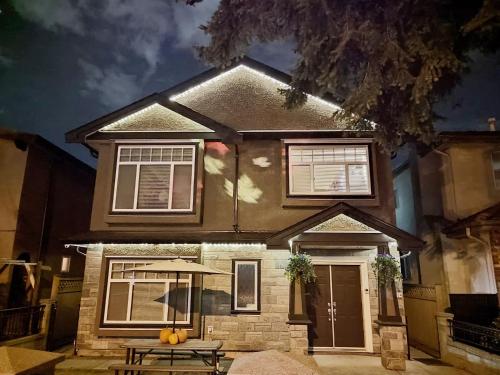 una casa con una mesa de picnic delante de ella en Private Suite w King Bed, Ground Level, Naturally Bright, en Vancouver