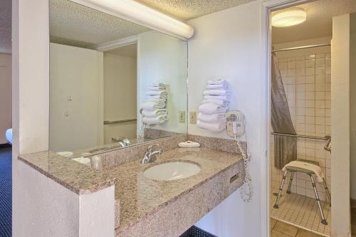een badkamer met een wastafel en een spiegel bij Motel 6-Merced, CA in Merced