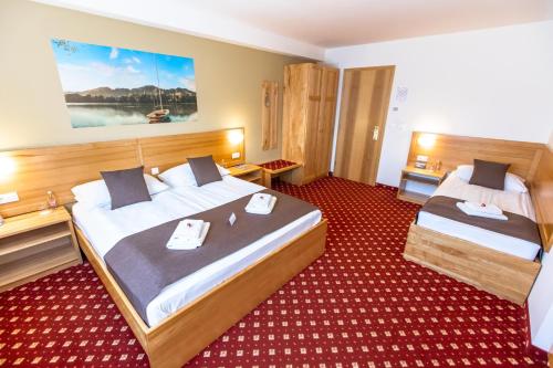 Giường trong phòng chung tại Hotel Bau Maribor