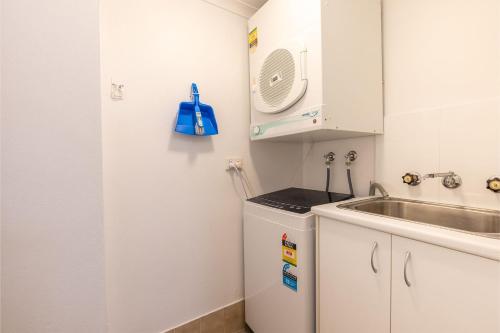 Φωτογραφία από το άλμπουμ του Bay Parklands 39 2 Gowrie Ave close to waters edge σε Nelson Bay