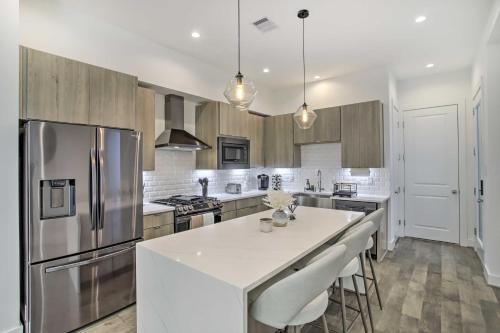 Afbeelding uit fotogalerij van Newly-Built Luxury Galleria Area Townhome! in Houston
