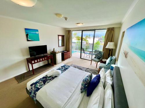 Postel nebo postele na pokoji v ubytování Ocean Views Resort Caloundra