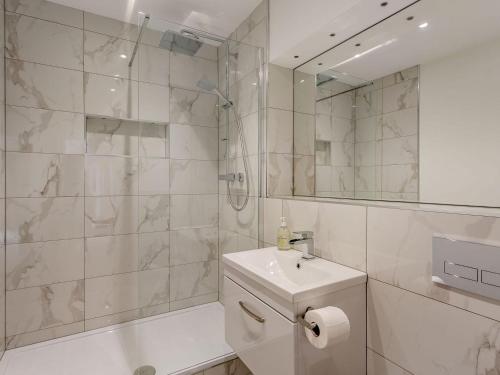 La salle de bains est pourvue de toilettes, d'un lavabo et d'une douche. dans l'établissement Waterside Lodge Five -uk38263, à Southowram