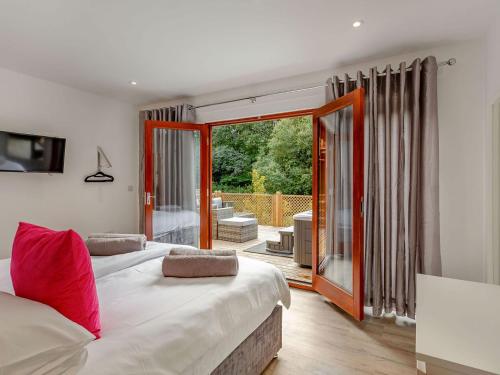 Southowram的住宿－Waterside Lodge Five -uk38263，一间卧室设有两张床和滑动玻璃门