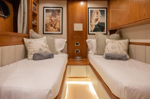 een kleine kamer met 2 bedden op een boot bij EssoEss Boat - Five Star - Exclusive use in Palma de Mallorca